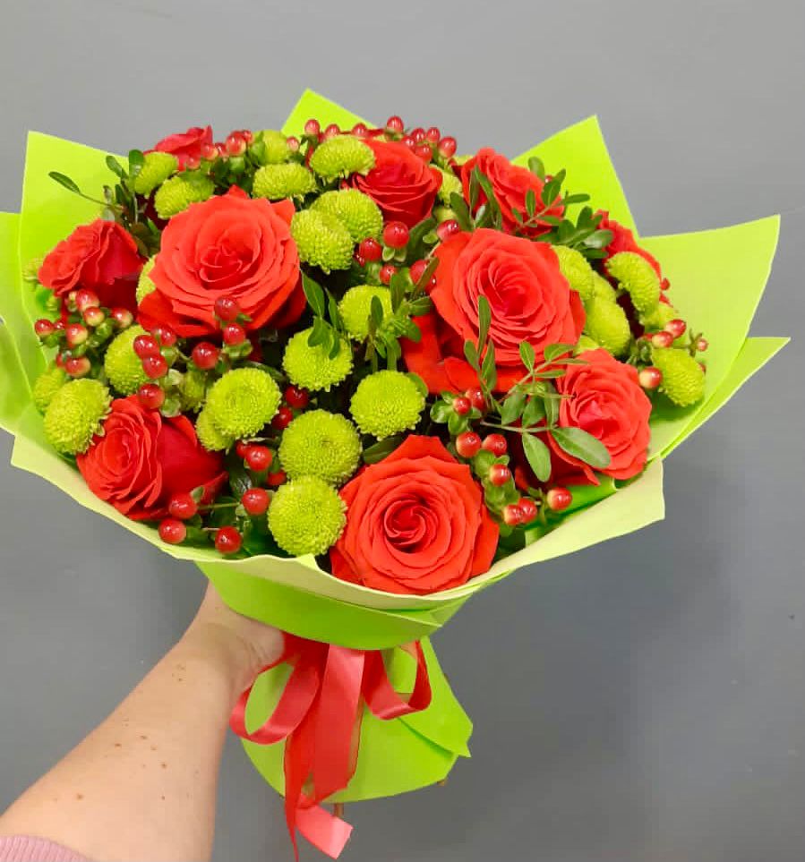 Букет цветов из: Хризантемы и Розы в Светлом