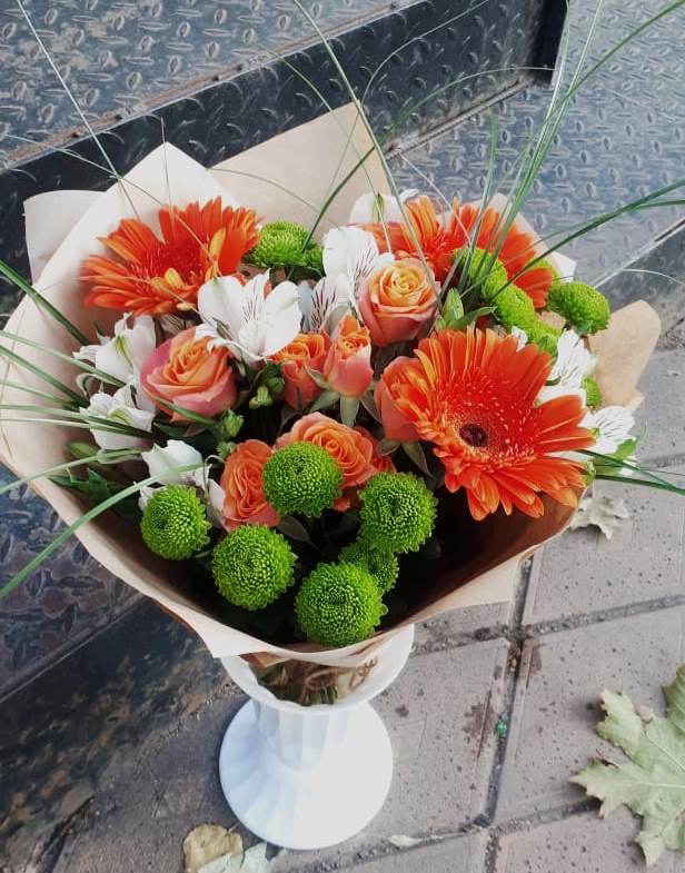 Букет цветов из: Герберы, Хризантемы, Альстромерии и Розы в Светлом