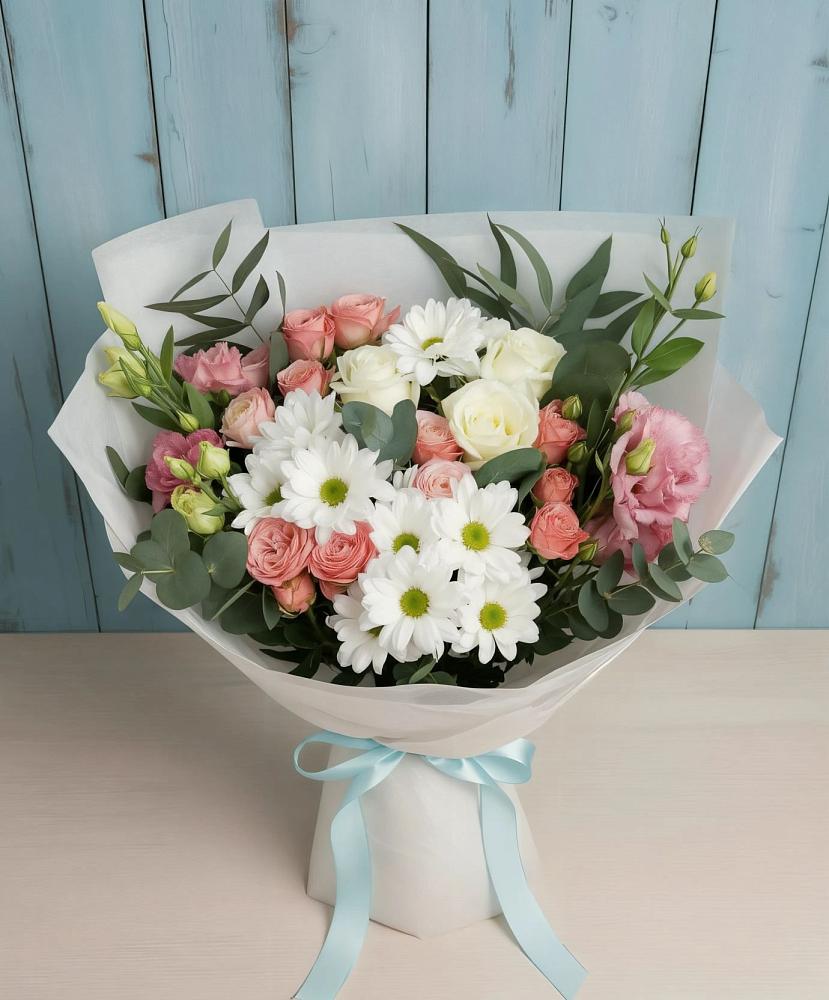 Букет цветов из: Розы, Лизиантусы и Хризантемы в Светлом