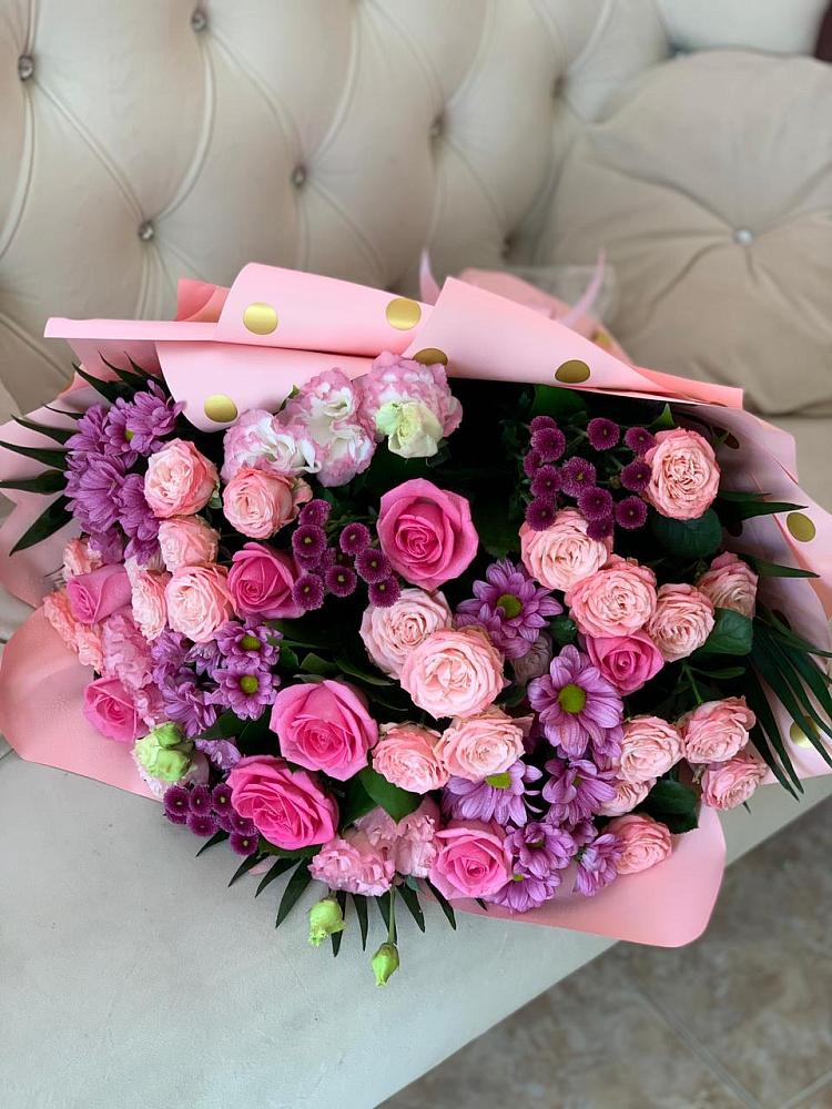 Букет цветов из: Хризантемы, Розы и Лизиантусы в Светлом