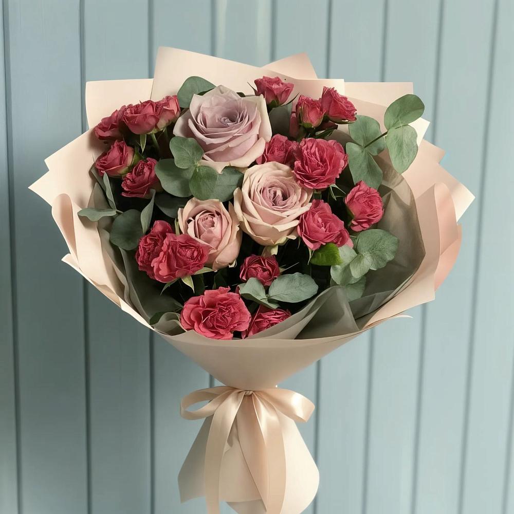 Букет цветов из: Гвоздики и Розы в Светлом