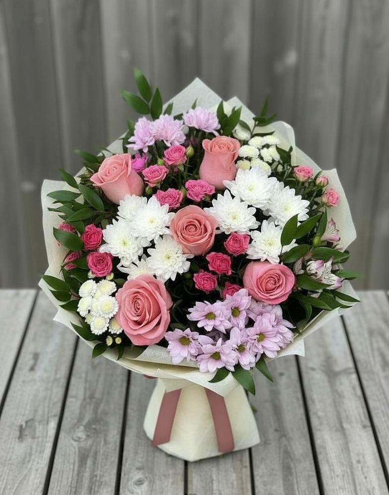 Букет цветов из: Альстромерии, Гвоздики, Розы и Хризантемы в Светлом