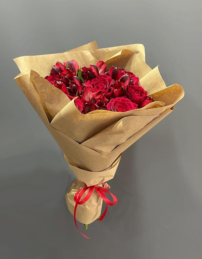 Букет цветов из: Альстромерии и Розы в Светлом