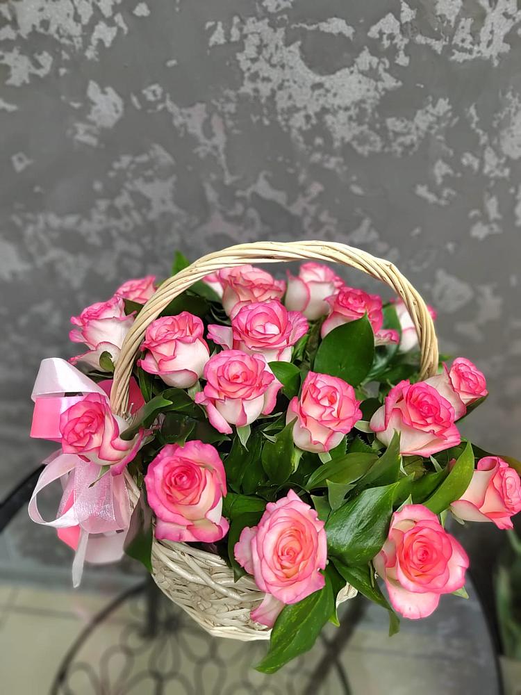 Цветочная композиция из Розы в корзине в Светлом