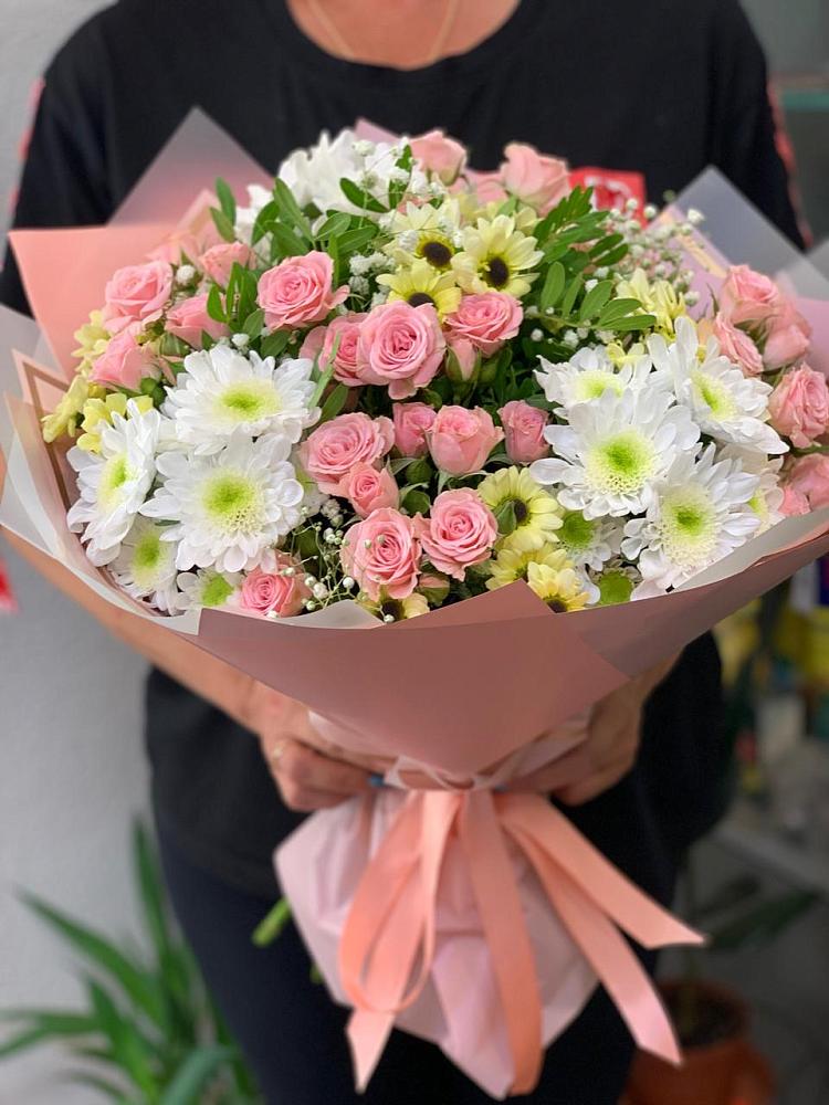 Букет цветов из: Розы и Хризантемы в Светлом
