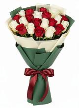 Букет Микс из красных и белых роз в Светлом