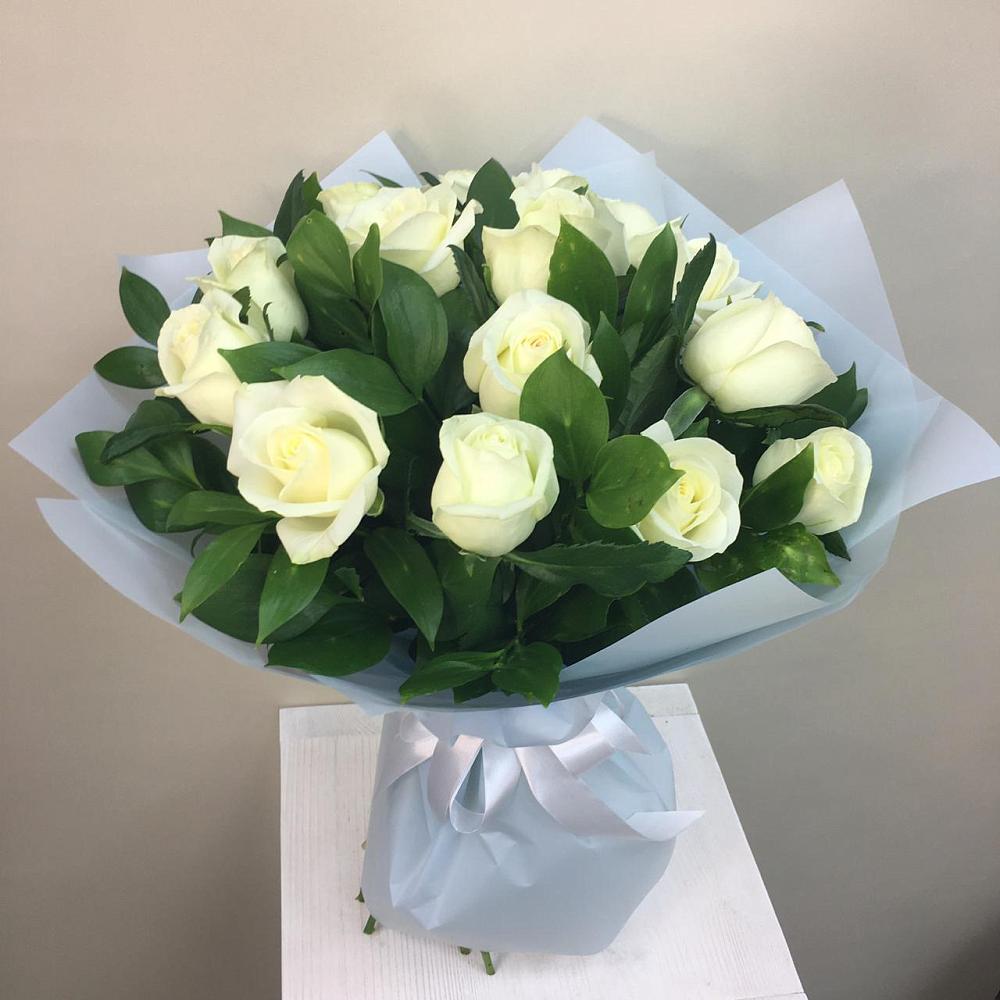 Букет 15 Белых роз Проуд в Светлом
