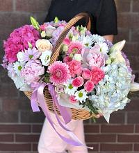 Цветочная композиция из Розы, Хризантемы, Пионы и Лизиантусы в корзине #REPLACE_PRED# Светлом