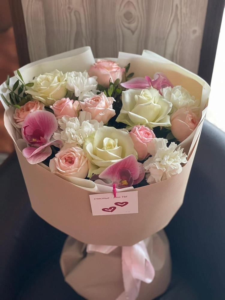 Букет цветов из: Орхидеи, Розы и Гвоздики в Светлом