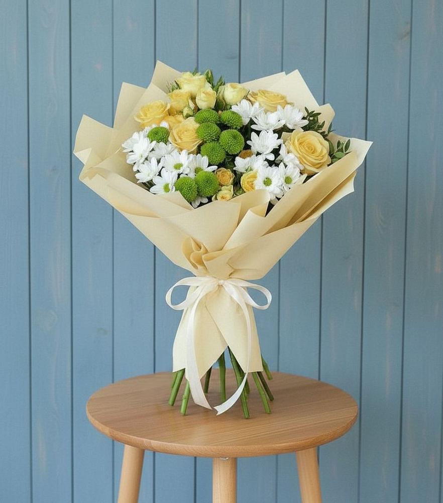 Букет цветов из: Хризантемы и Розы в Светлом