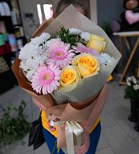 Букет цветов из:  Герберы, Розы и Хризантемы в Светлом