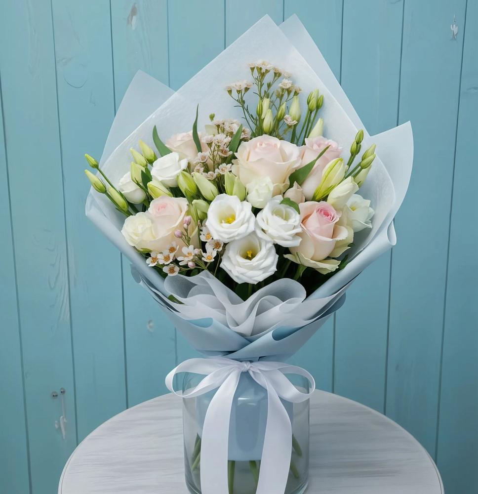 Букет цветов из: Розы и Лизиантусы в Светлом