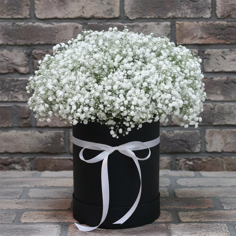 Цветочная композиция из Гипсофила в шляпной коробке в Светлом