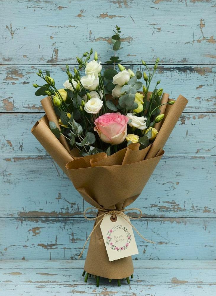 Букет цветов из: Розы и Лизиантусы в Светлом