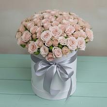 Цветочная композиция из Розы в шляпной коробке в Светлом