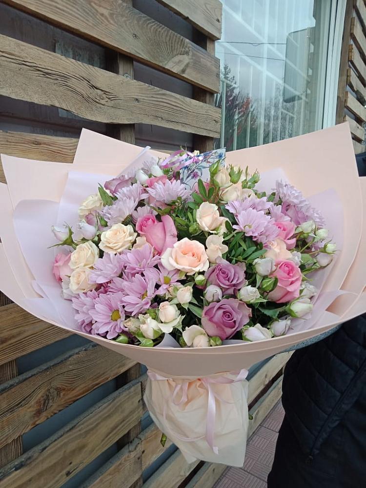 Букет цветов из: Розы и Хризантемы в Светлом