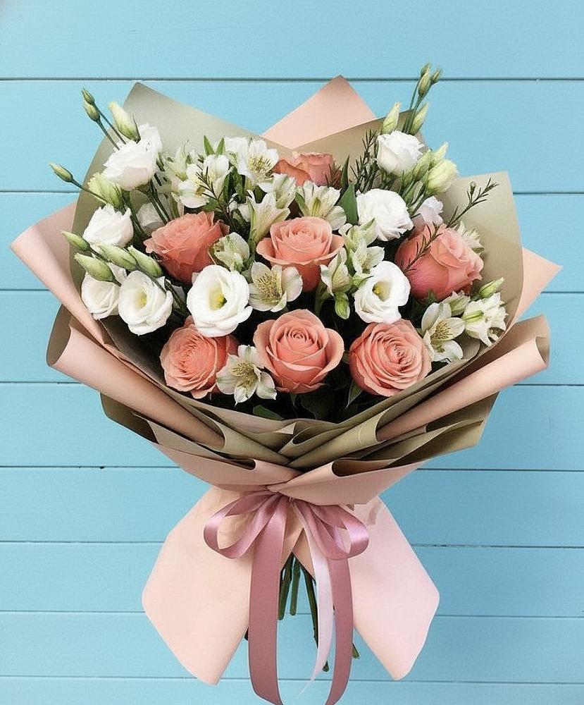 Букет цветов из: Розы, Альстромерии и Лизиантусы в Светлом