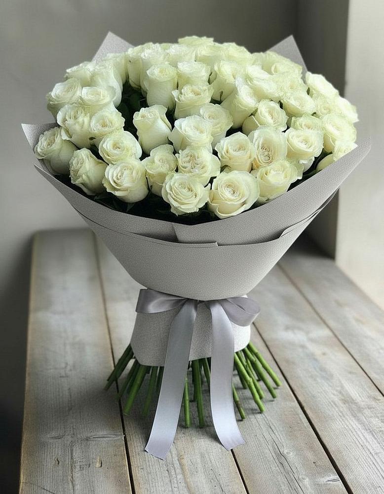 Букет 35 Белых роз в Светлом