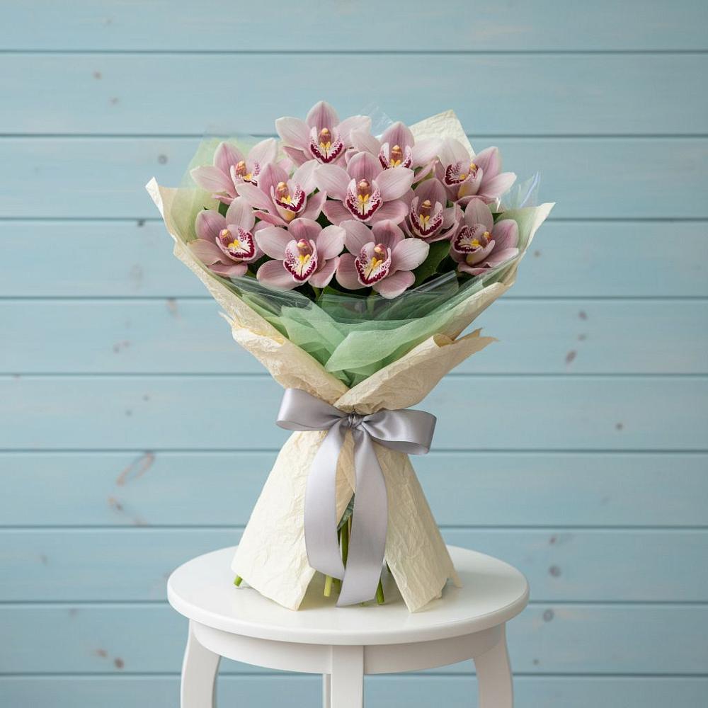 Букет цветов из: Орхидеи и Розы в Светлом