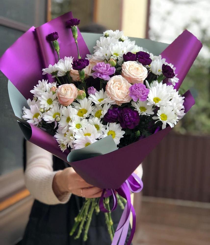 Букет цветов из: Хризантемы, Гвоздики и Розы в Светлом