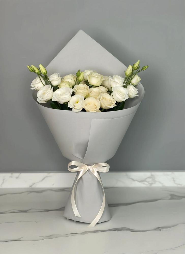 Букет цветов из: Розы и Лизиантусы в Светлом