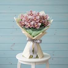 Букет цветов из:  Орхидеи и Розы в Светлом