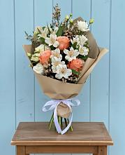 Букет цветов из:  Альстромерии, Лизиантусы, Розы и Хризантемы в Светлом