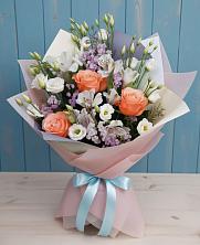 Букет цветов из:  Лизиантусы, Розы, Альстромерии и Гипсофила в Светлом