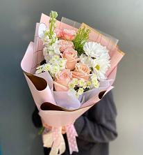 Букет цветов из:  Хризантемы и Розы в Светлом