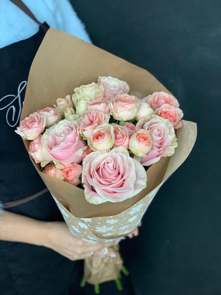 Букет цветов из: Хризантемы и Розы в Светлом