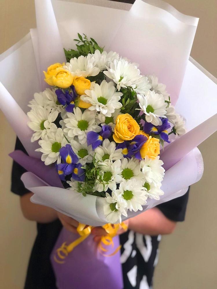 Букет цветов из: Ирисы, Хризантемы и Розы в Светлом