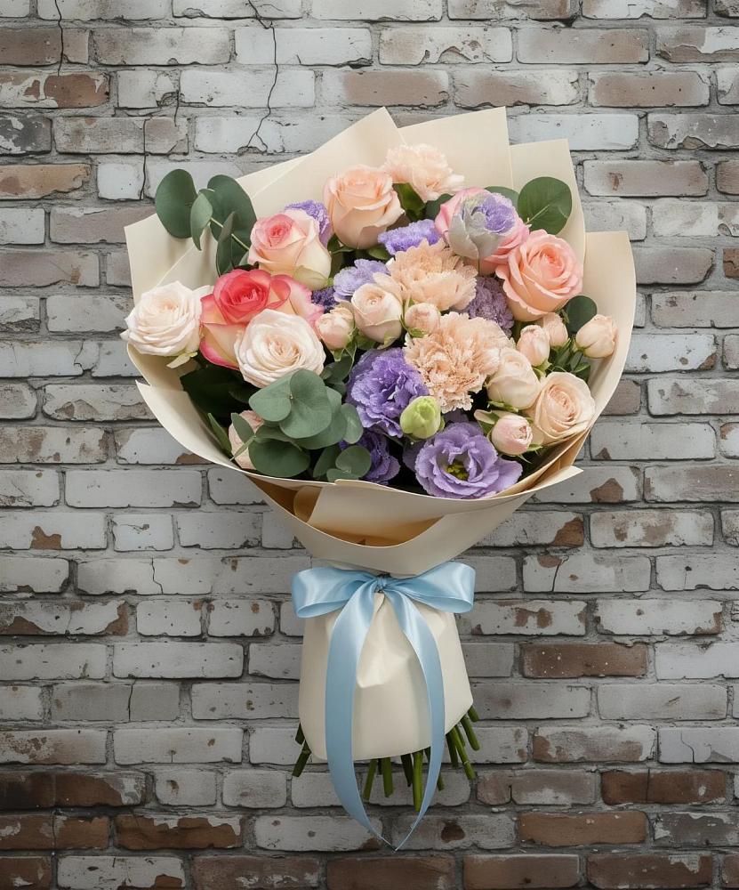 Букет цветов из: Розы, Лизиантусы и Гвоздики в Светлом