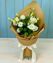 Букет цветов из:  Хризантемы и Лизиантусы в Светлом