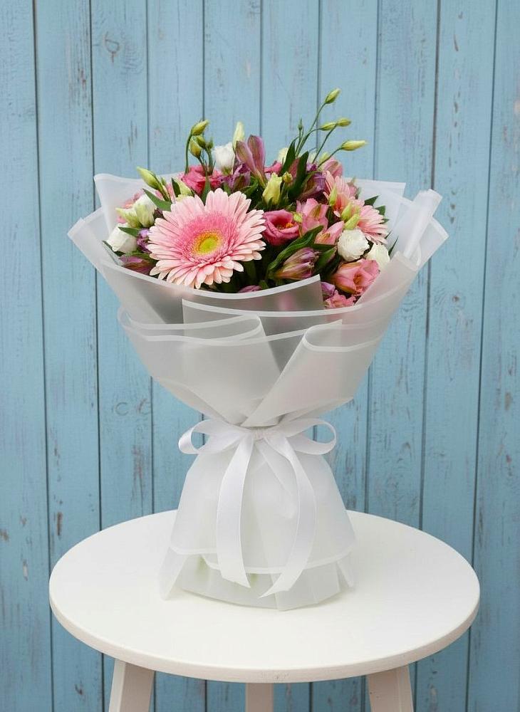 Букет цветов из: Герберы, Альстромерии и Лизиантусы в Светлом