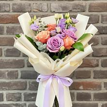 Букет цветов из:  Лизиантусы и Розы в Светлом
