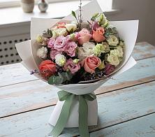 Букет цветов из:  Розы, Лизиантусы и Гвоздики в Светлом