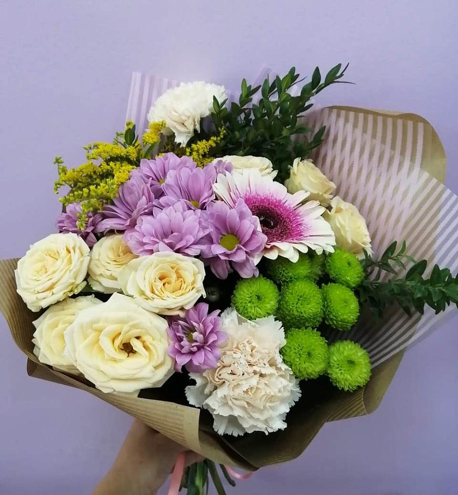 Букет цветов из: Хризантемы, Розы, Гвоздики и Герберы в Светлом