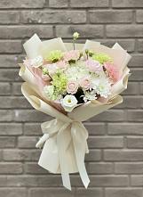 Букет цветов из:  Гвоздики, Розы, Лизиантусы и Хризантемы в Светлом