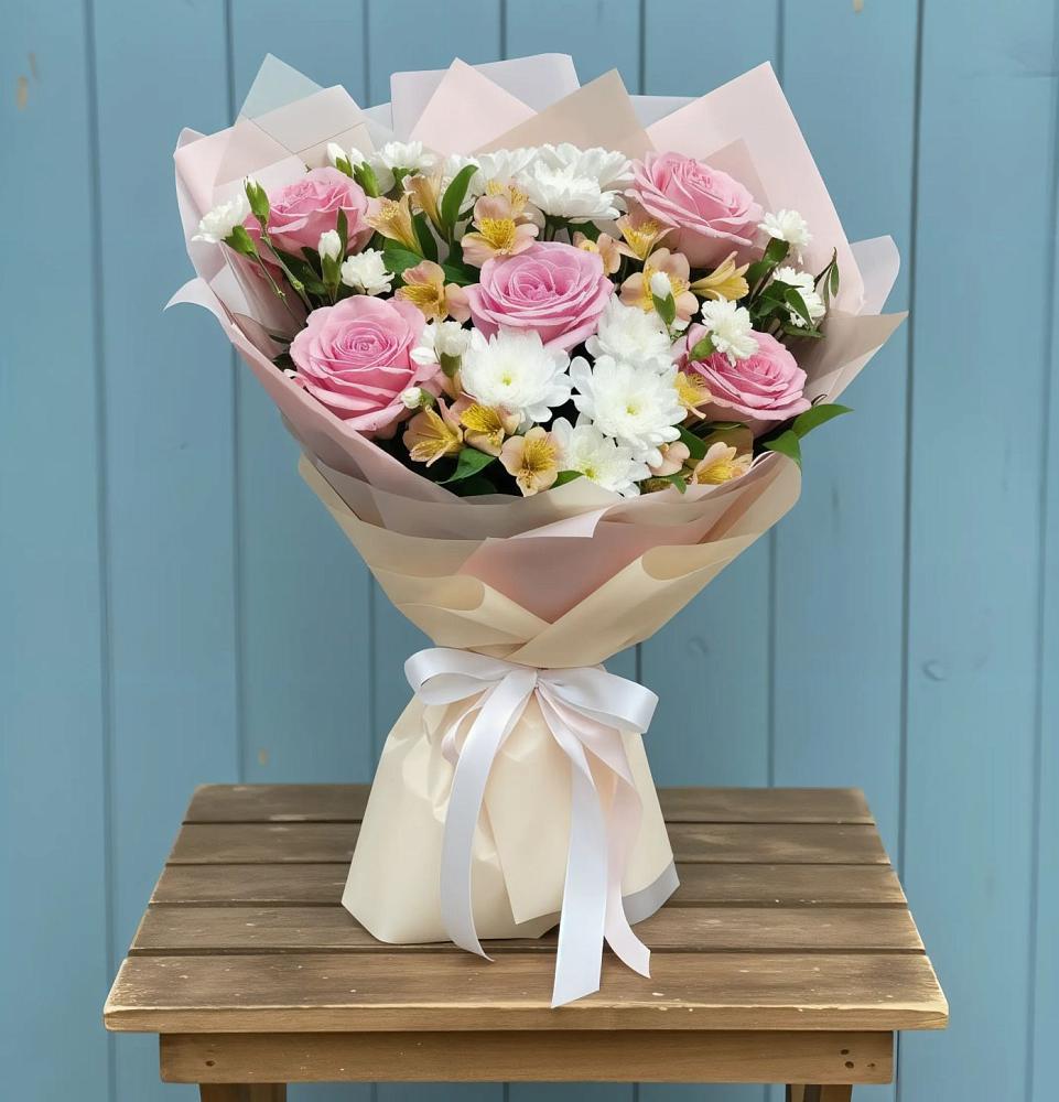 Букет цветов из: Гвоздики, Орхидеи и Розы в Светлом