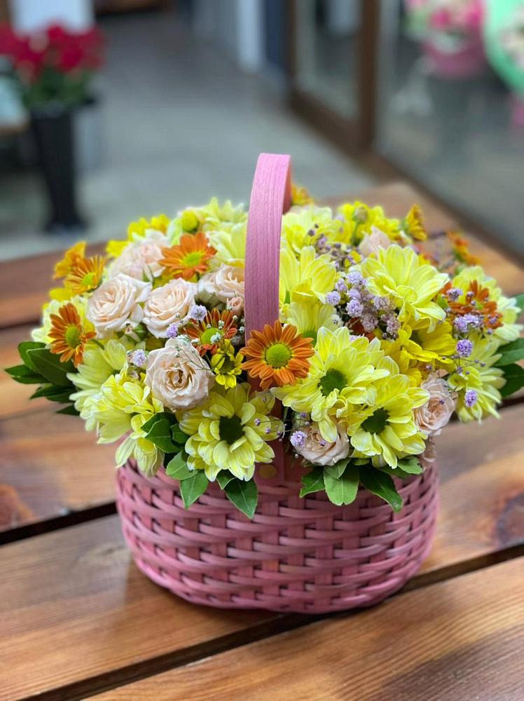 Цветочная композиция из Хризантемы и Розы в корзине в Светлом