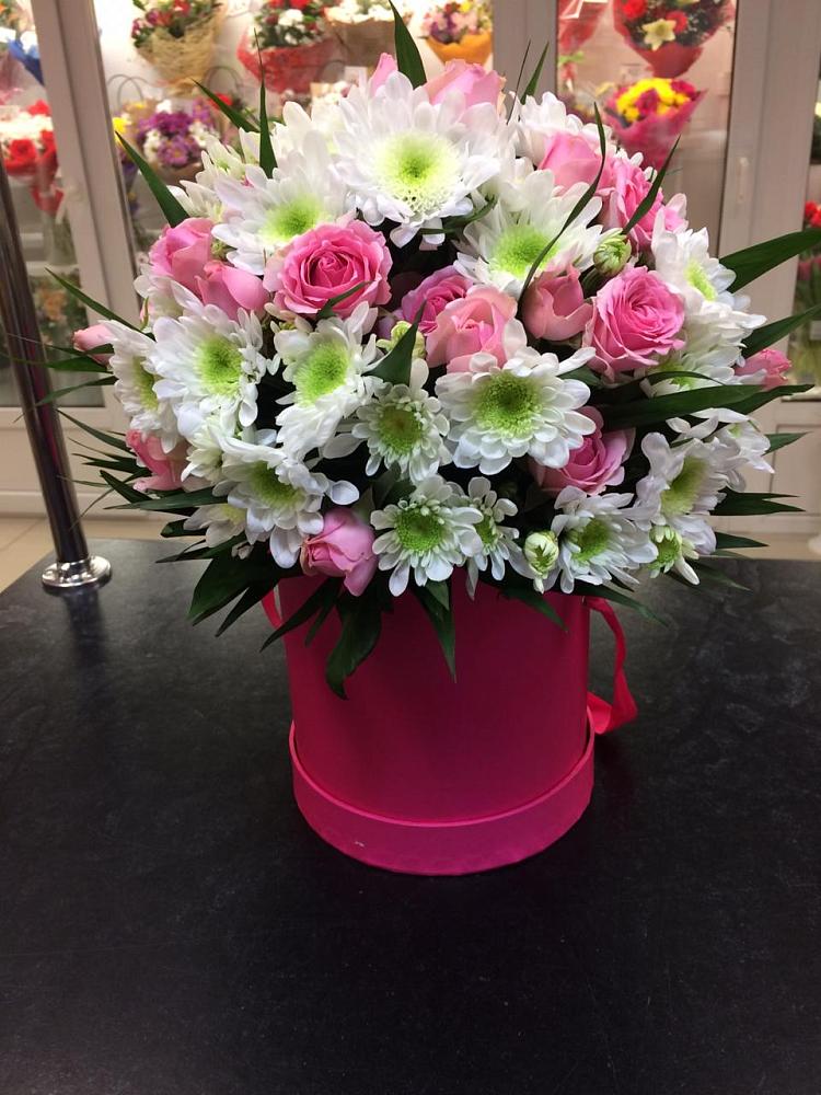 Цветочная композиция из Розы и Хризантемы в шляпной коробке в Светлом