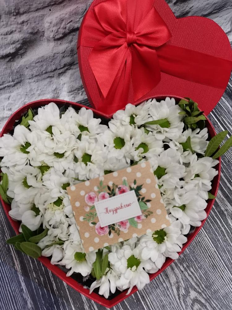 Цветочная композиция из Хризантемы в виде сердца в Светлом