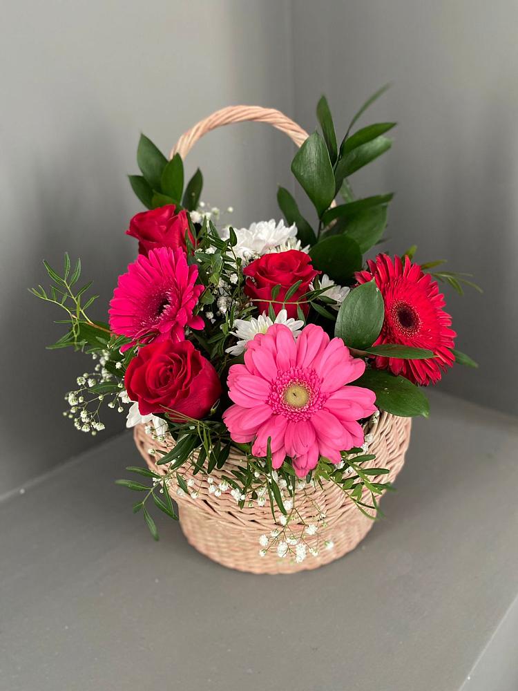 Цветочная композиция из Розы, Хризантемы и Герберы в корзине в Светлом