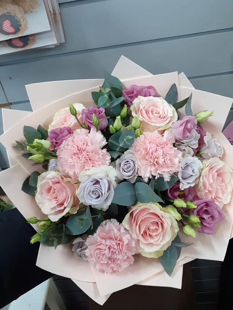 Букет цветов из: Розы, Гвоздики и Лизиантусы в Светлом