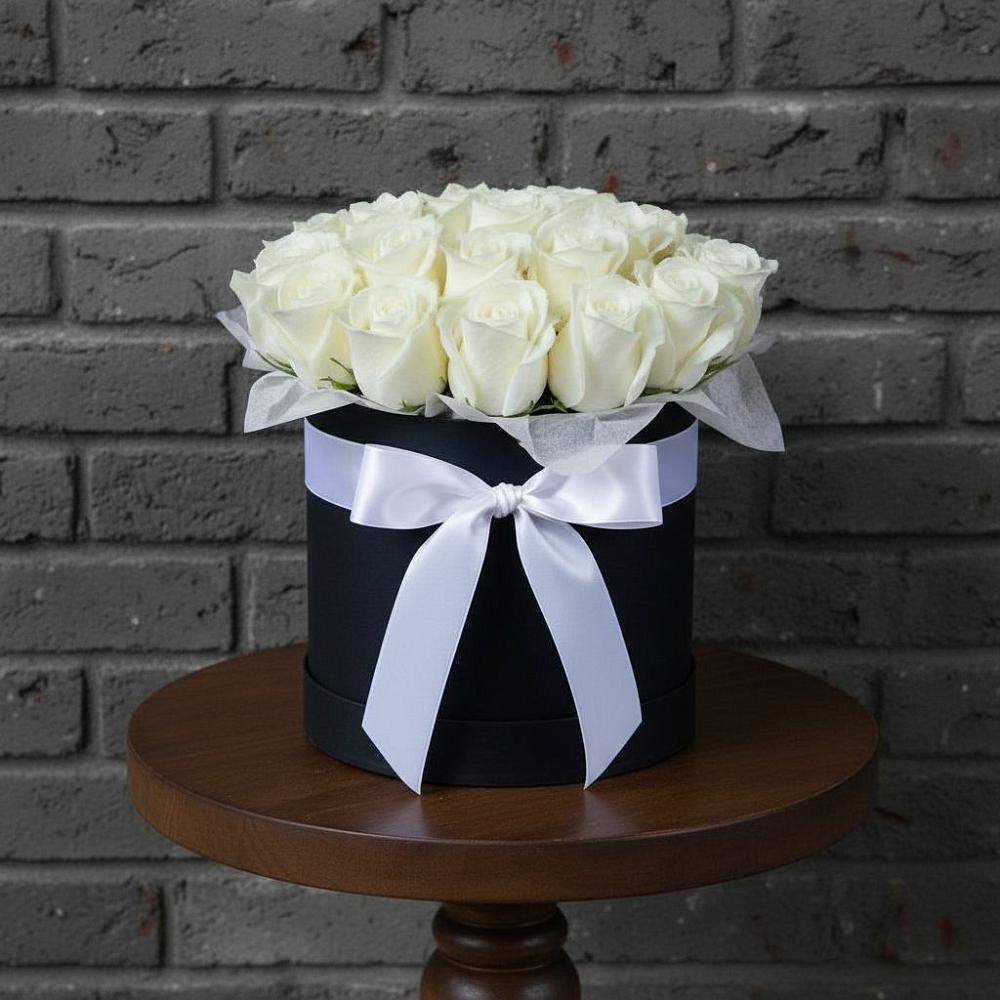 Цветочная композиция из Розы в шляпной коробке в Светлом