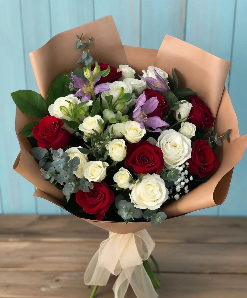 Букет цветов из: Розы и Альстромерии в Светлом