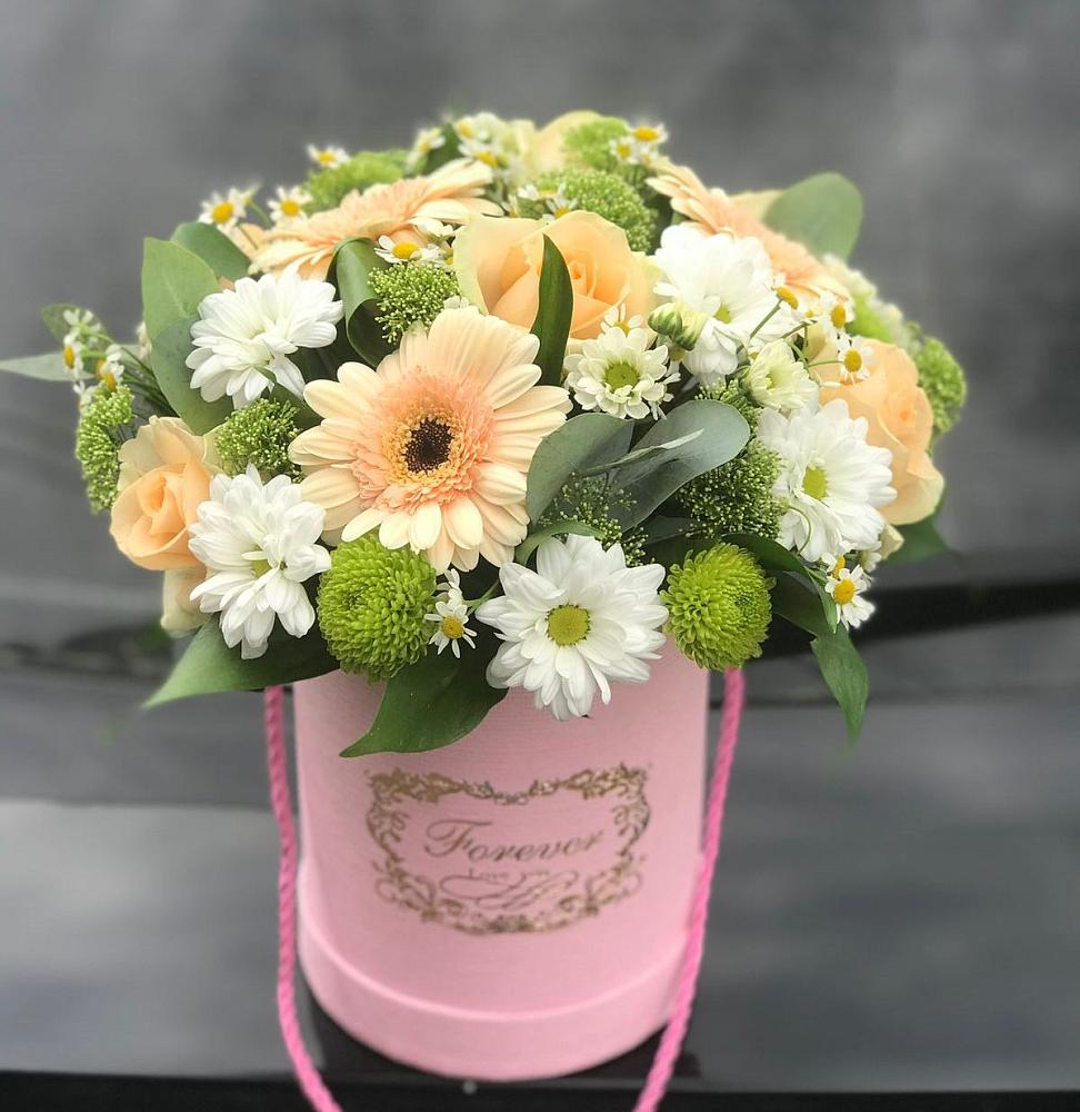 Цветочная композиция из Розы, Герберы и Хризантемы в шляпной коробке в Светлом