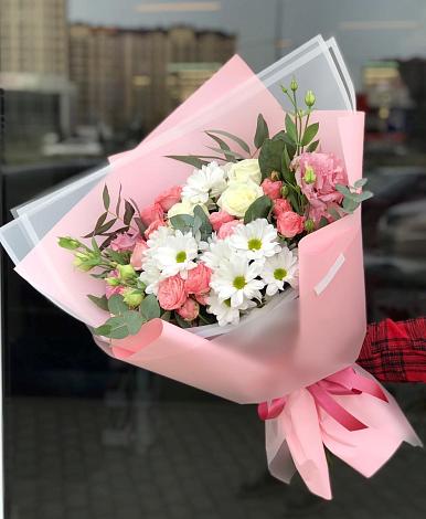 Букет цветов из: Розы, Лизиантусы и Хризантемы в Светлом