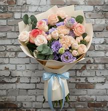 Букет цветов из:  Розы, Лизиантусы и Гвоздики в Светлом