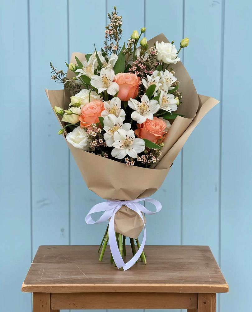 Букет цветов из: Альстромерии, Лизиантусы, Розы и Хризантемы в Светлом